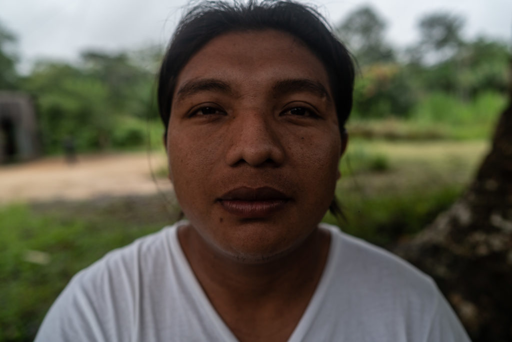 The cacique Andre Karipuna, only 26 years old. He inherited the position and threats of his brother Adriano for denouncing the theft of wood and the shackling of lands.